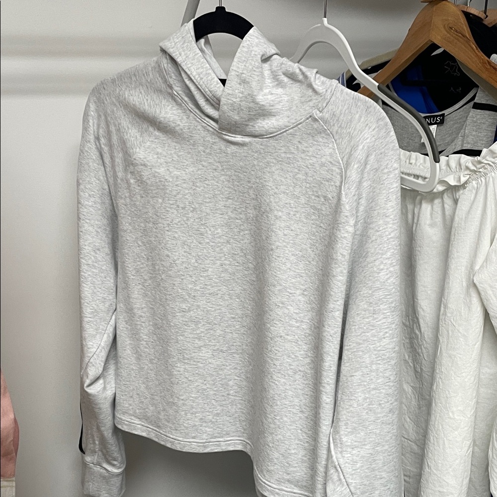 ON Light Gray Cropped Hoodie M - Picture 3 of 11